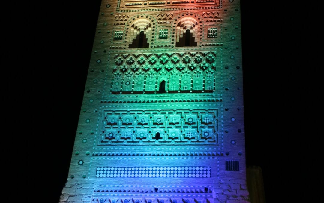 Grupo Avanzamos ilumina la Torre de San Martín en el Día Internacional de las Personas con Discapacidad
