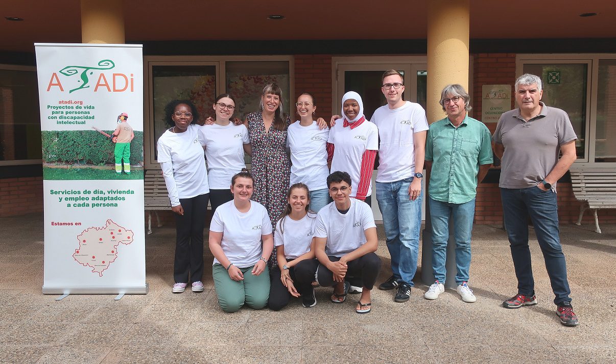 ATADI recibe a ocho jóvenes que realizarán voluntariado durante seis meses