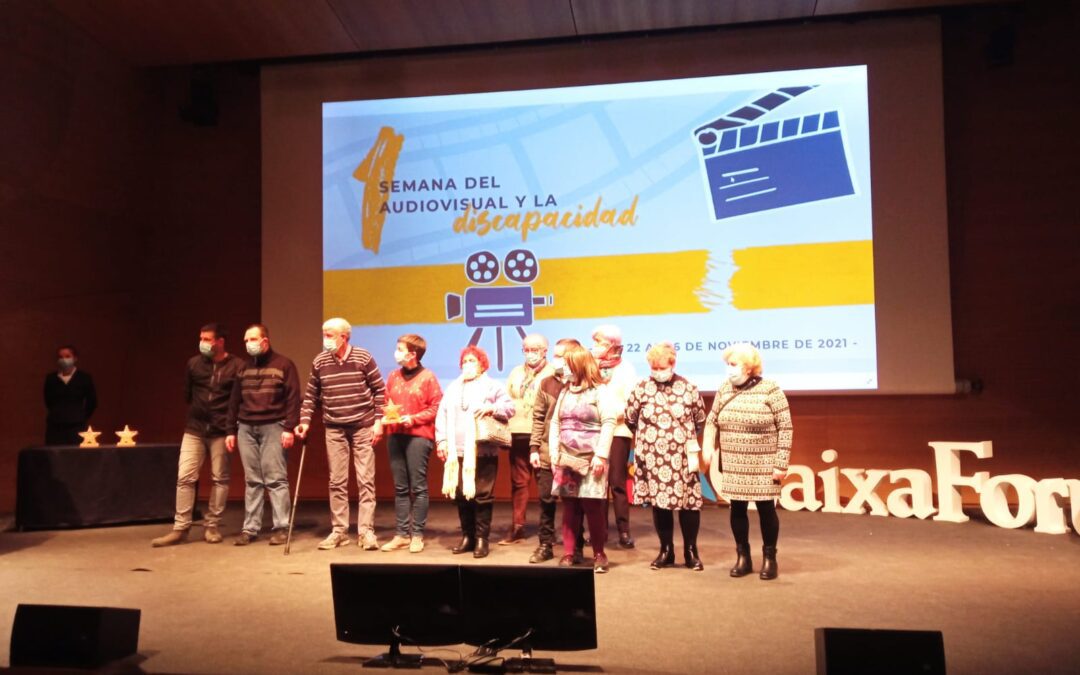 Usuarios de ATADI Alcorisa asisten a la entrega de premios de micrometrajes del IASS