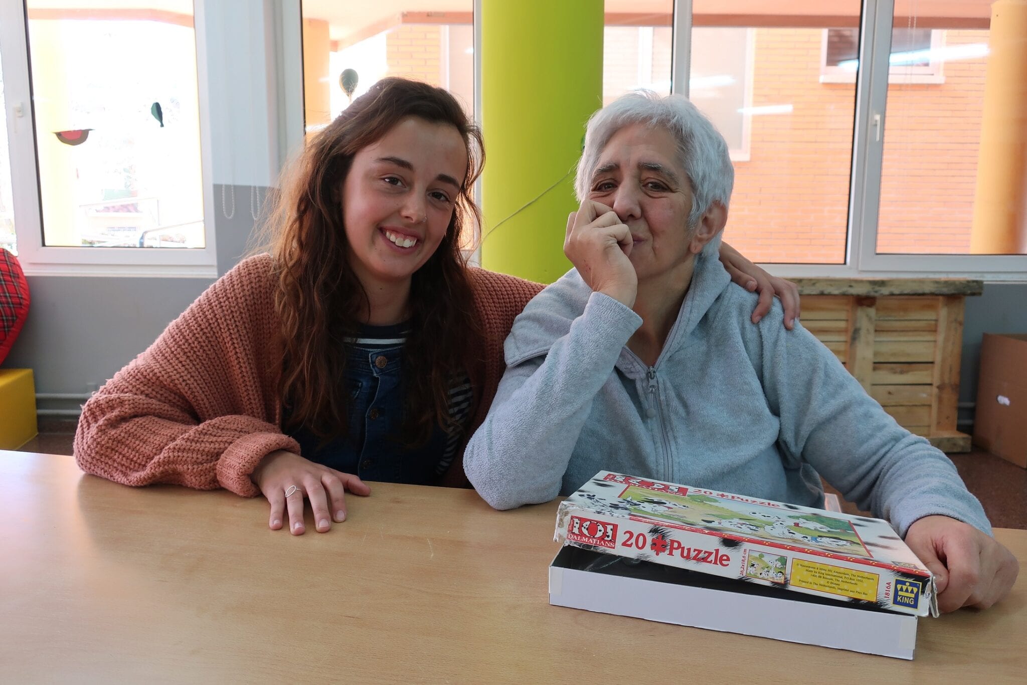 Annelies_Crabbe_voluntaria_belga_con_Amparo_usuaria_atadi_en_centro_dia