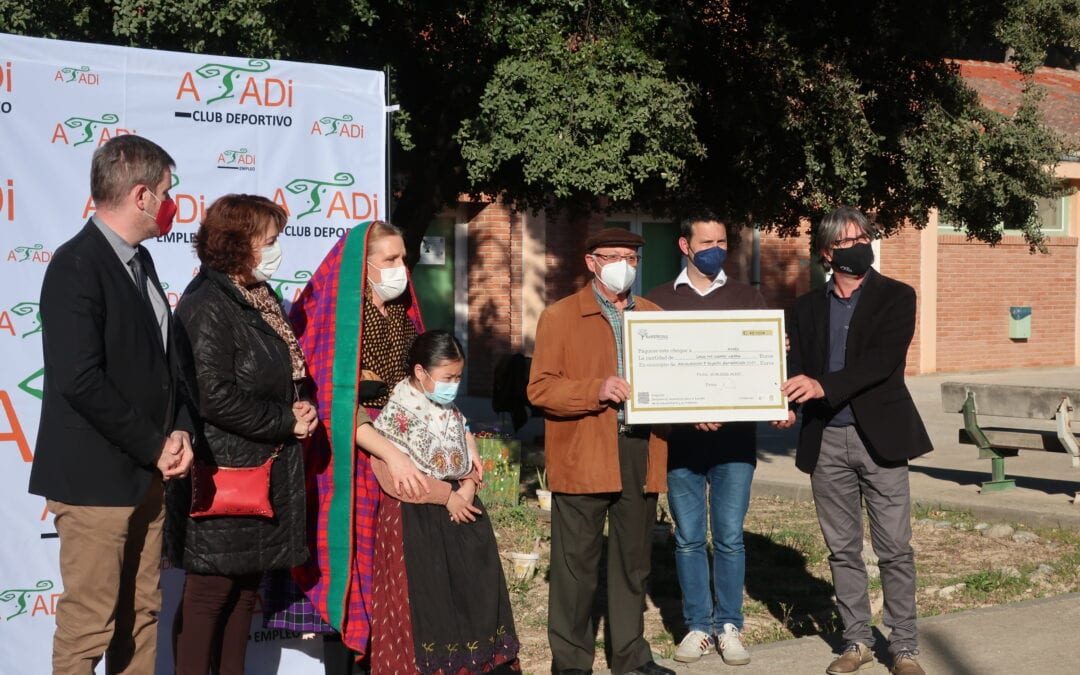 La Asociación Sempiterna dona a ATADI la recaudación de su calendario solidario