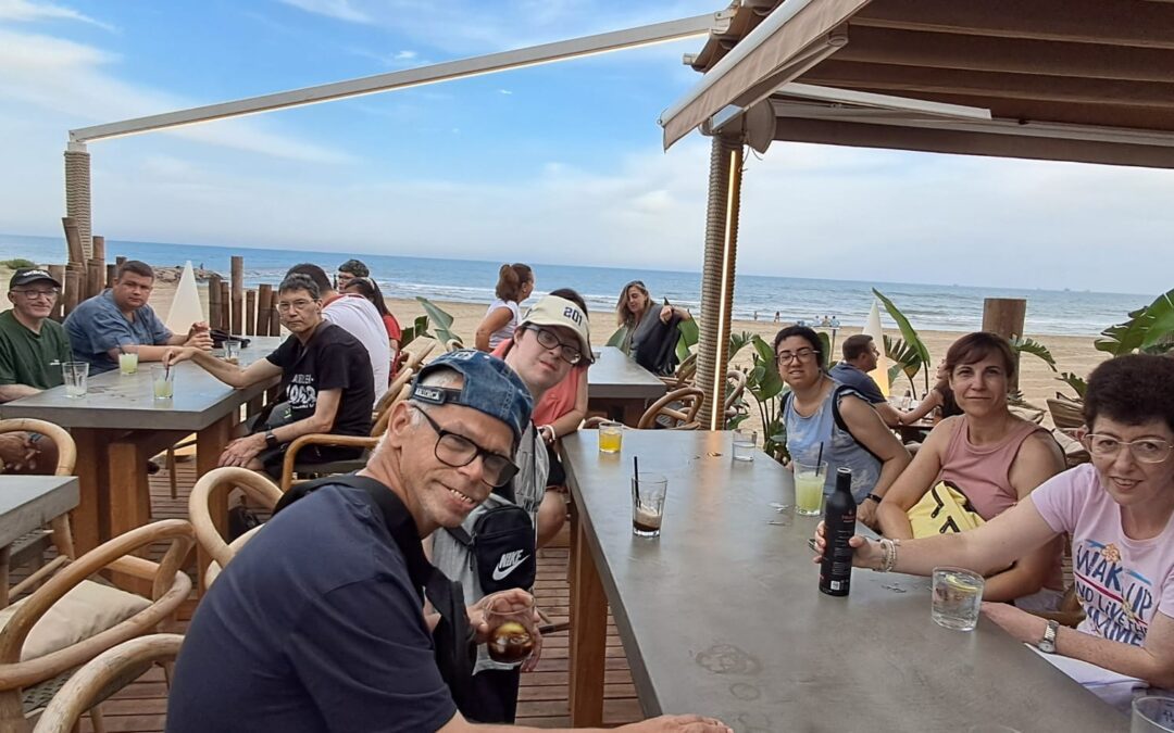 Los usuarios de ATADI, de vacaciones en la playa