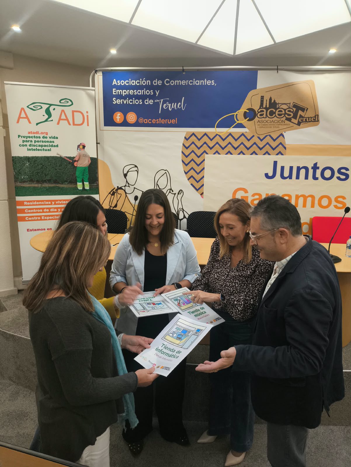 ATADI realiza y valida los pictogramas que ya identifican a 37 comercios de Teruel