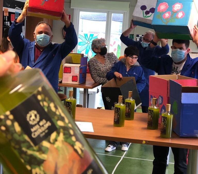 Usuarios de ATADI Valderrobres diseñan etiquetas para el aceite solidario de Mas dels Castellans