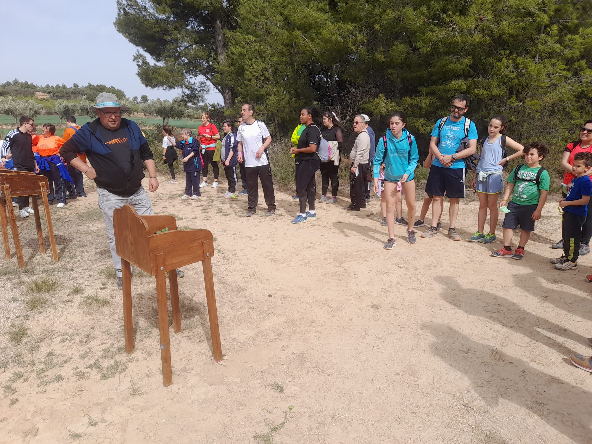 Un centenar de personas disfruta de una jornada en la naturaleza en ATADI Valderrobres