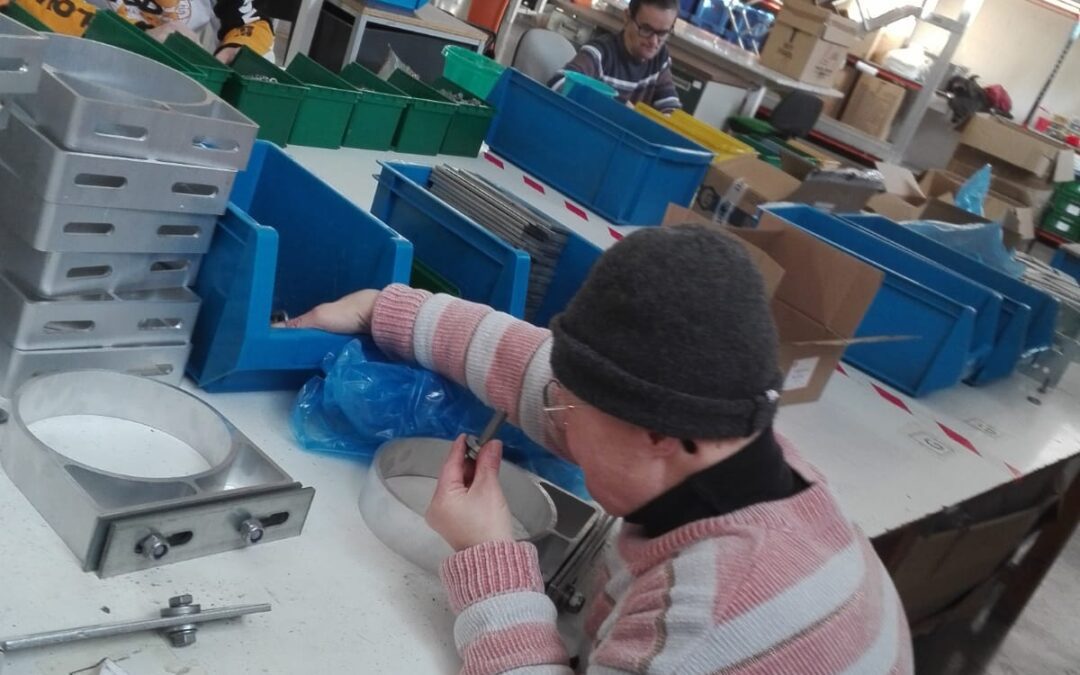 ATADI y Gloria Fuertes montan piezas para las placas solares del Nudo Mudéjar