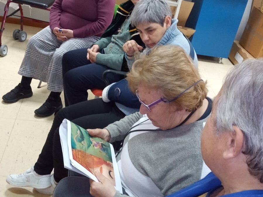 Usuarios del centro ATADI Alcorisa trabajan sobre el calendario PIONERAS 2026