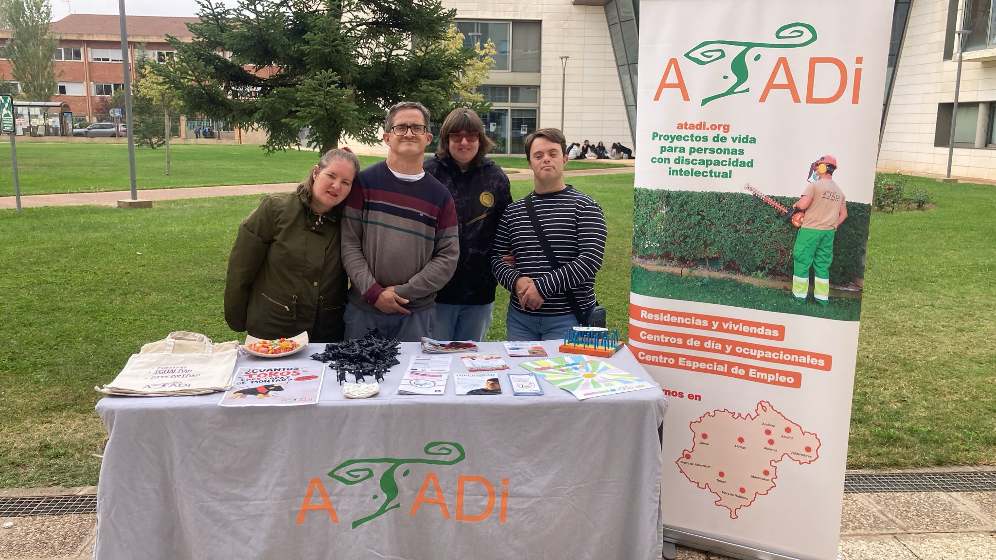 Usuarios de ATADI en la Feria de Voluntariado de Teruel.