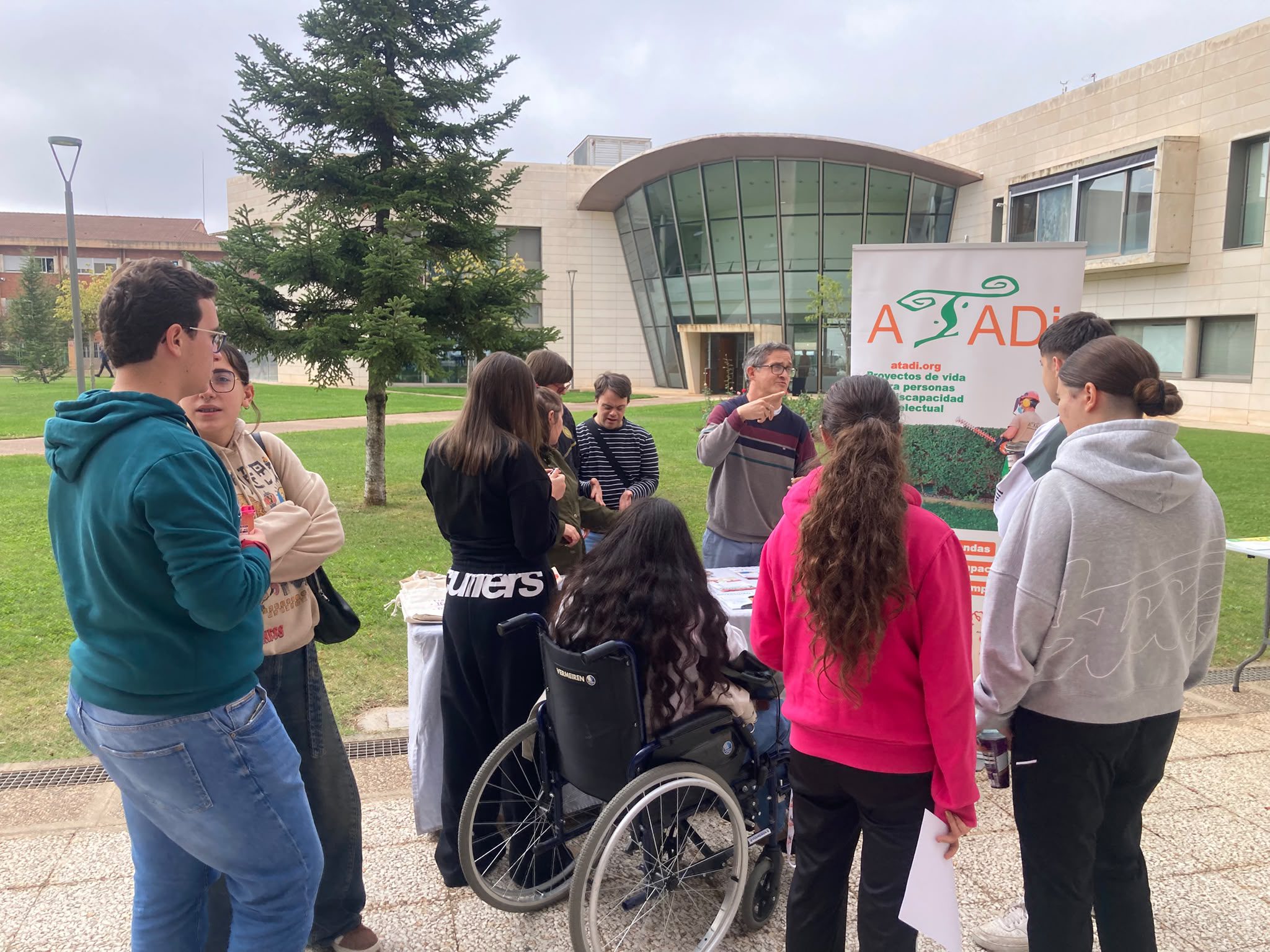 ATADI acerca la discapacidad intelectual a los universitarios en la IV Feria del Voluntariado de Teruel