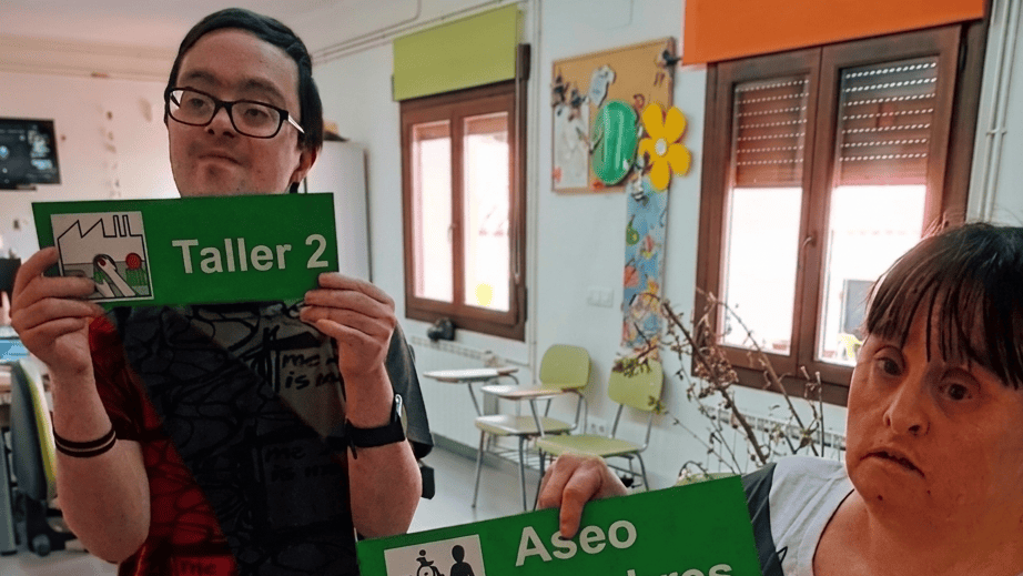 Los usuarios de ATADI Orihuela del Tremedal hacen su centro más accesible y comprensible para todos
