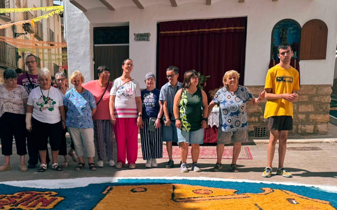 ATADI Alcorisa admira las espectaculares Alfombras del Santísimo Misterio en Aguaviva