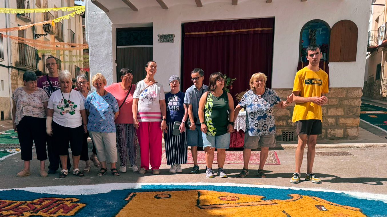 ATADI Alcorisa admira las espectaculares Alfombras del Santísimo Misterio en Aguaviva