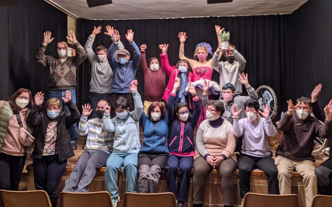 La entusiasta bailarina Ferropotrina visita los centros de ATADI