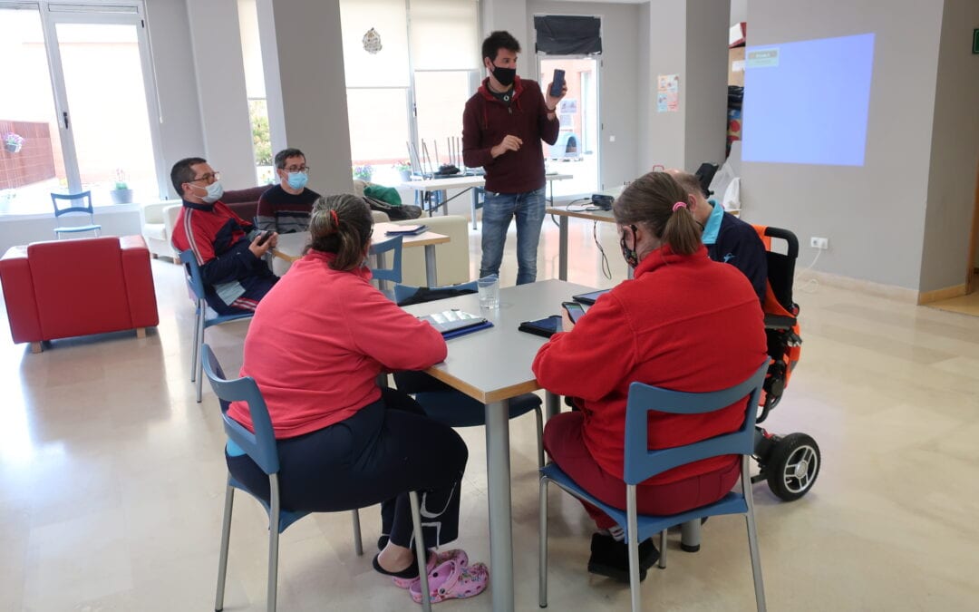 Los usuarios de ATADI reciben formación y herramientas para su día a día