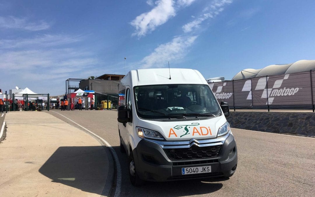 ATADI transporta a los espectadores con discapacidad en Motorland
