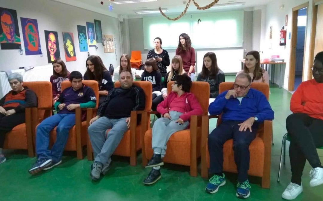 Jóvenes dinamizadores rurales de la Comarca del Matarraña realizan talleres con usuarios de ATADI
