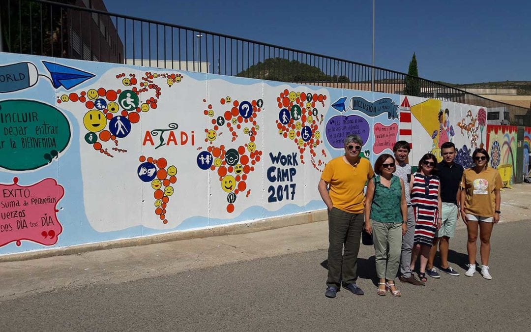 El director del Instituto Aragonés de la Juventud visitó el campo de trabajo de ATADI en Alcorisa