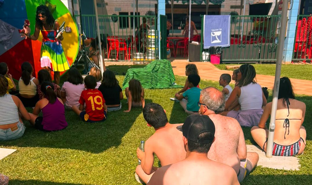 ATADI Alcañiz combate las altas temperaturas con una divertida mañana de cuentacuentos y piscina en Valmuel