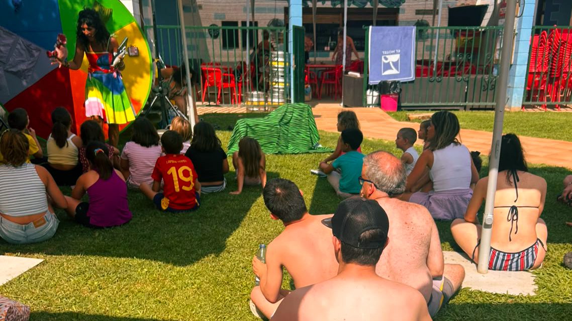 ATADI Alcañiz combate las altas temperaturas con una divertida mañana de cuentacuentos y piscina en Valmuel