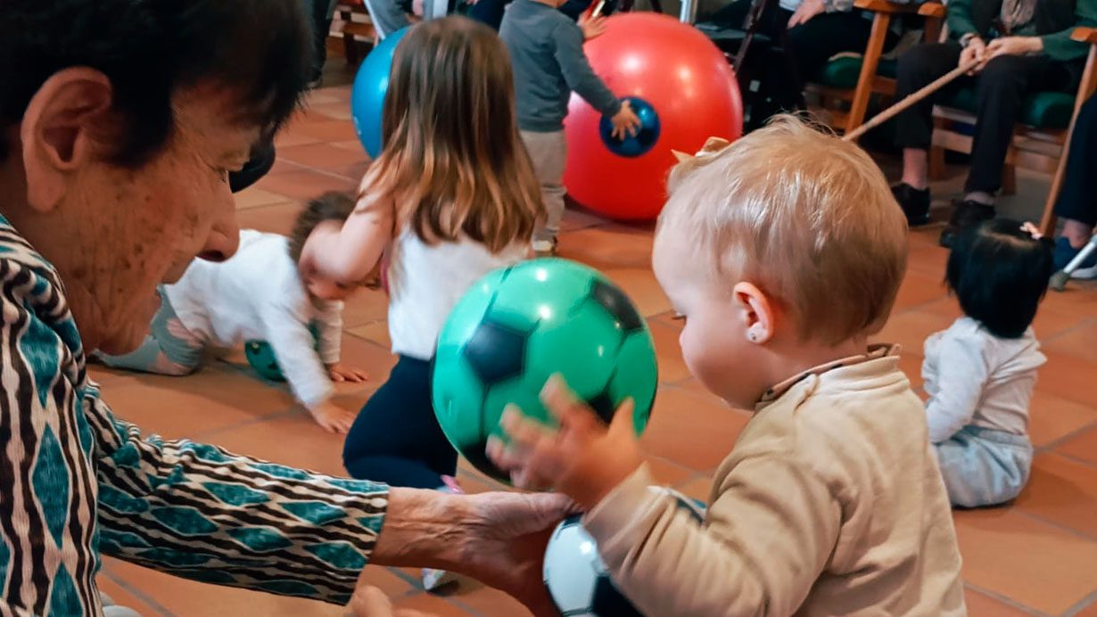 Experiencias sin edad: ATADI y la Escuela Infantil de Cantavieja se unen cada lunes