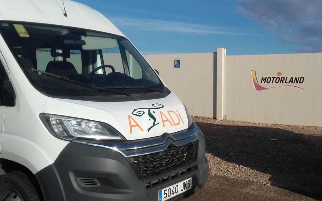 Los espectadores con discapacidad de Motorland se trasladan con ATADI