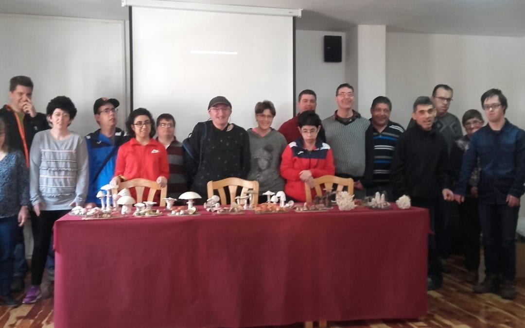 Usuarios de ATADI participan en una jornada micológica en Orihuela del Tremedal