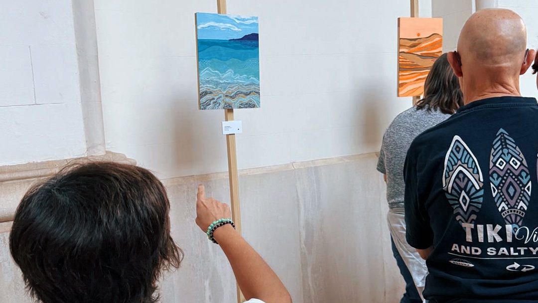 Usuarios de ATADI Teruel visitan la exposición ‘Lands’ de la artista Carolina Cañada