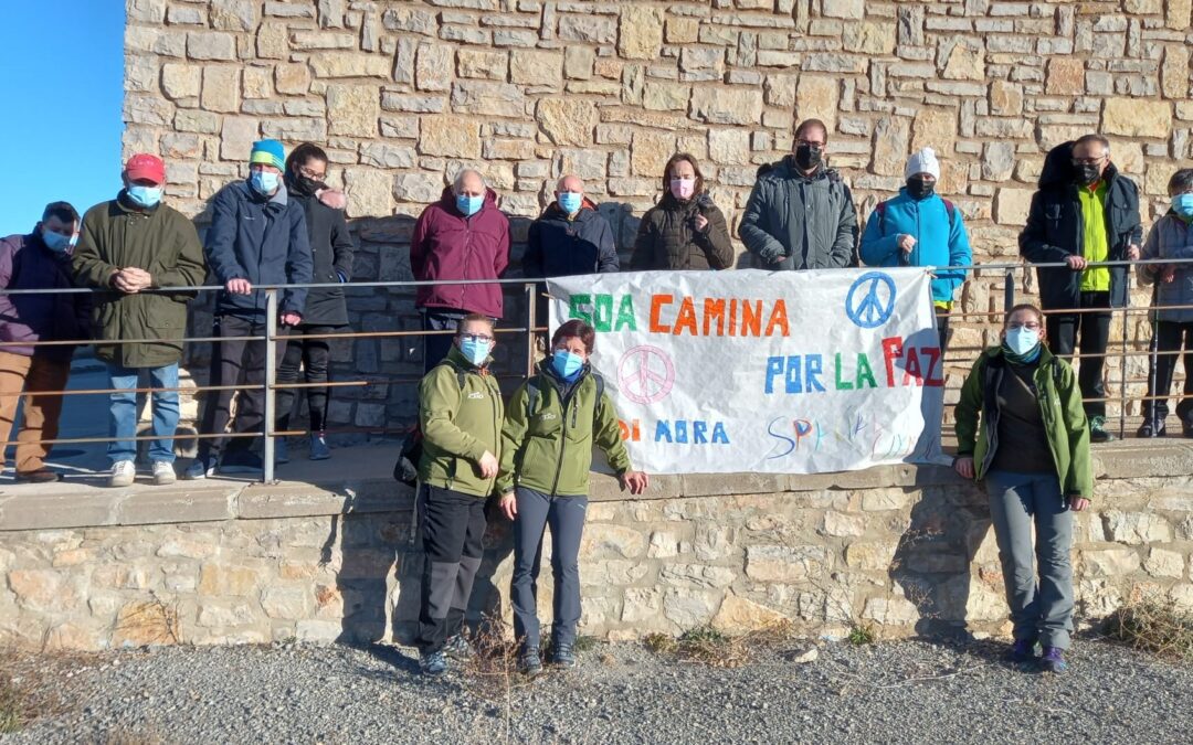 Personas con discapacidad intelectual caminan por la paz