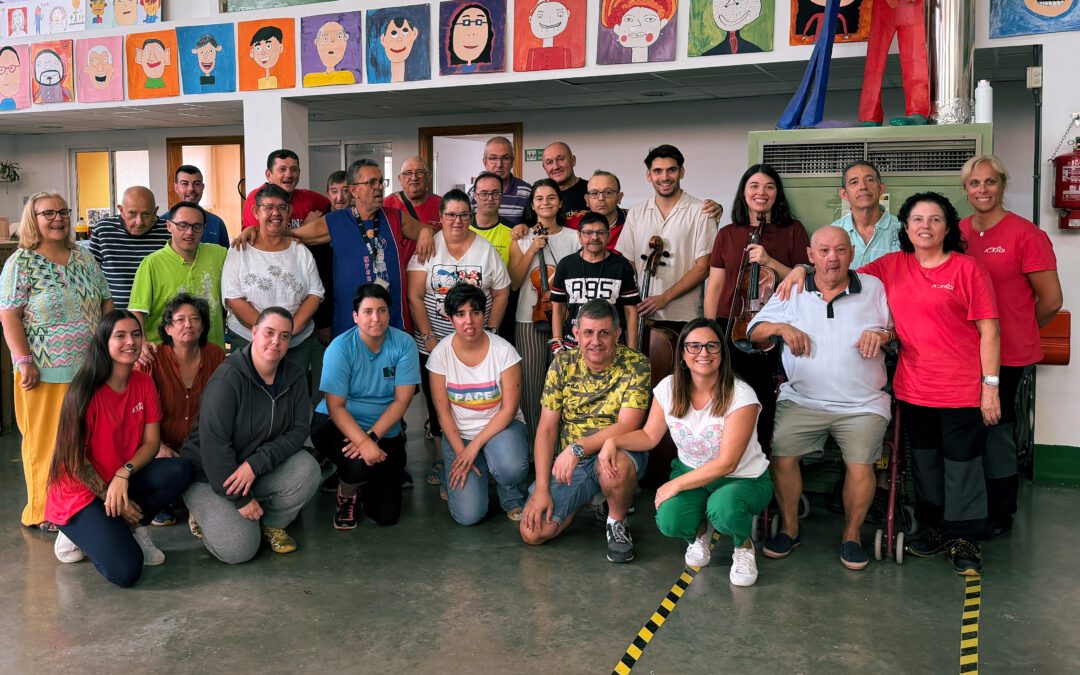 El centro de ATADI Andorra recibe la visita de un trío de cuerda de Musethica con un concierto de música clásica