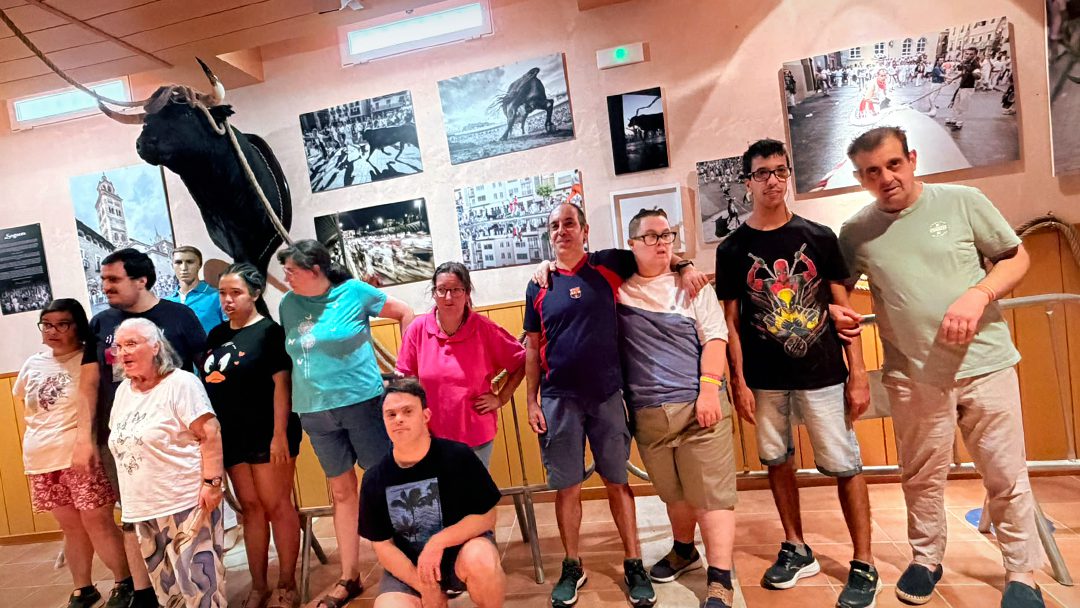 ATADI Teruel calienta motores para las Fiestas del Ángel con una visita al Museo de la Vaquilla y su propia «Puesta del Pañuelo»