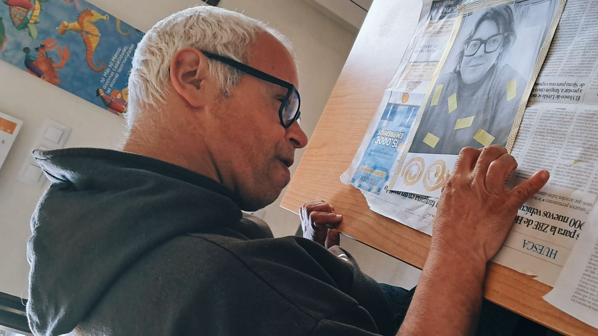 Un usuario de Orihuela del Tremedal, en las actividades por el Día Mundial del Arte.