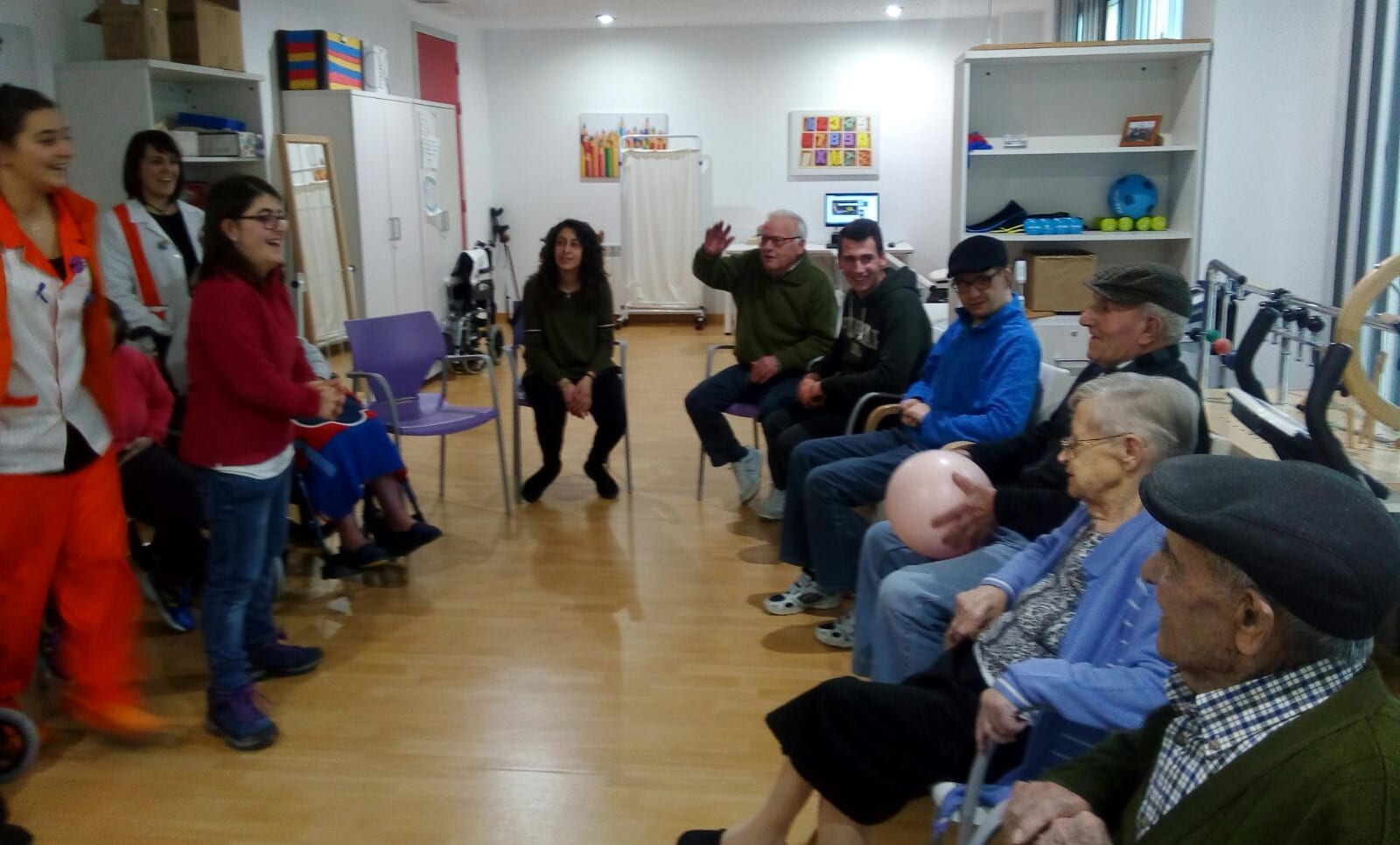 taller_estimulacion_cognitiva_residencia_villafranca_con_voluntarios_atadi