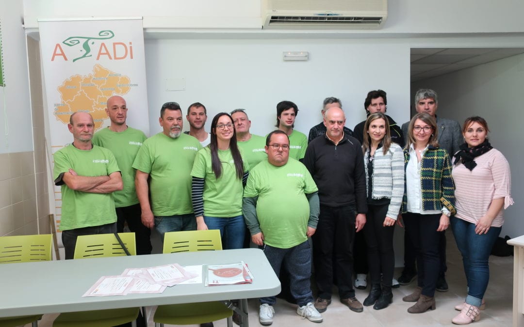 Los alumnos del taller de empleo de ATADI reciben sus diplomas en el acto de clausura