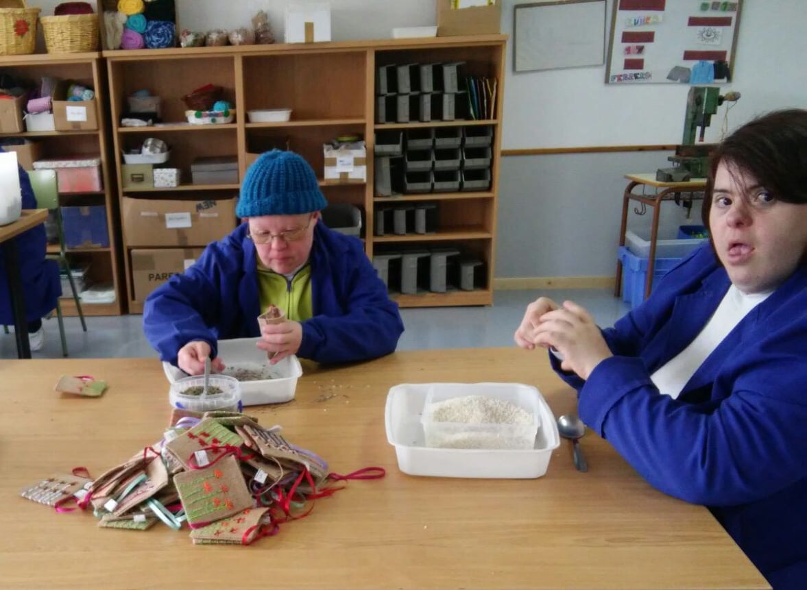 usuarios_atadi_alcorisa_elaboran_recuerdo_marcha_senderista