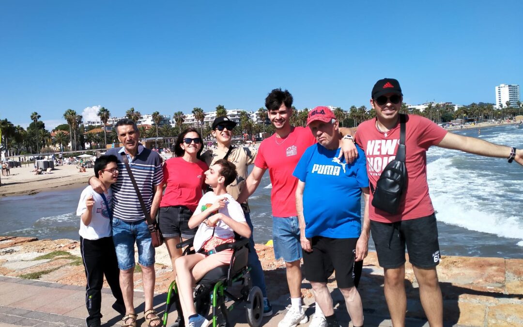 140 usuarios de ATADI disfrutan de vacaciones en la playa