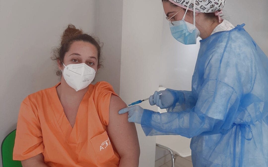 La segunda dosis de la vacuna contra el coronavirus llega a las residencias de ATADI
