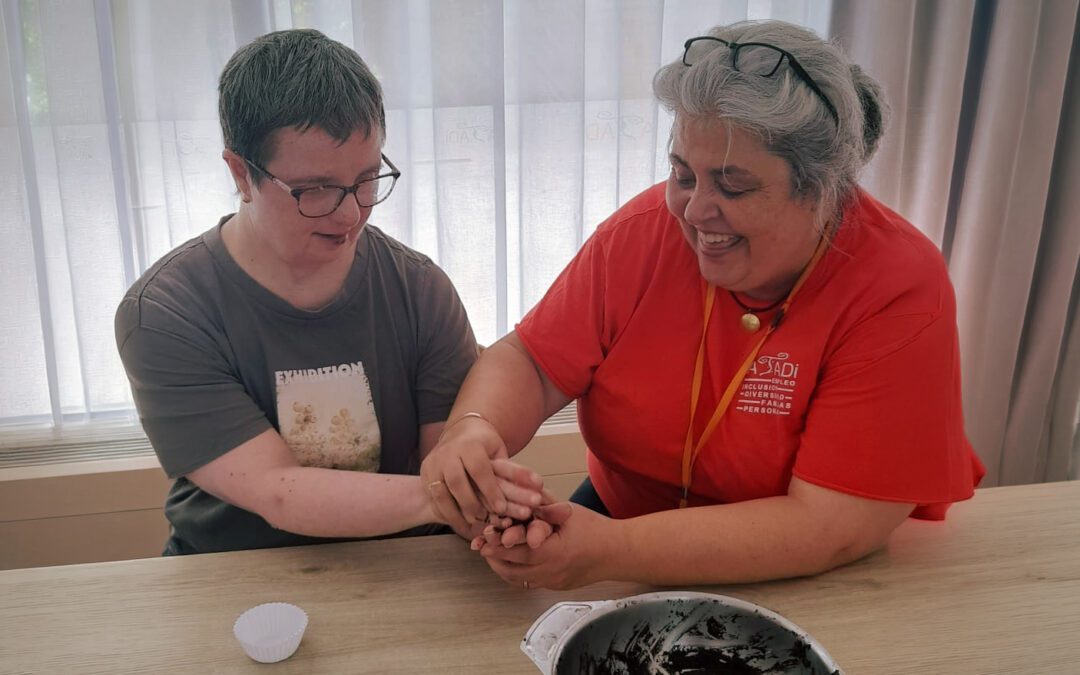 Dulce reencuentro y taller de repostería: los usuarios de ATADI Valderrobres visitan a sus compañeros en Alcañiz