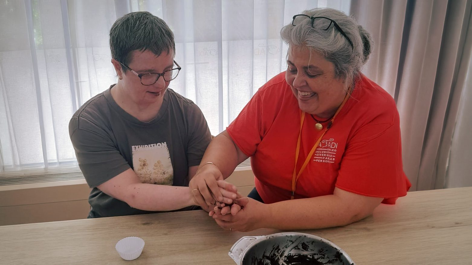 Dulce reencuentro y taller de repostería: los usuarios de ATADI Valderrobres visitan a sus compañeros en Alcañiz
