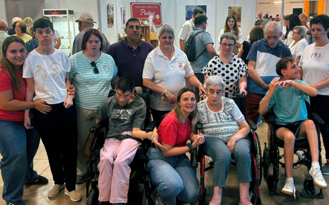 Los usuarios de la residencia de ATADI Alcañiz disfrutan de la V Feria de San Miguel y la exhibición de trashumancia en Calanda